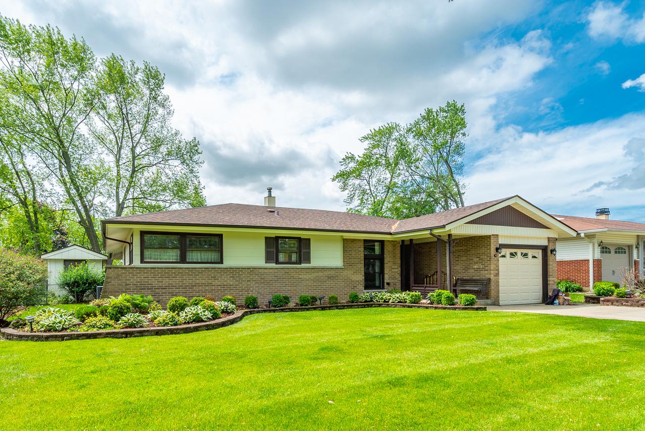 513 Briarwood Ln., Elk Grove Village, IL 60007