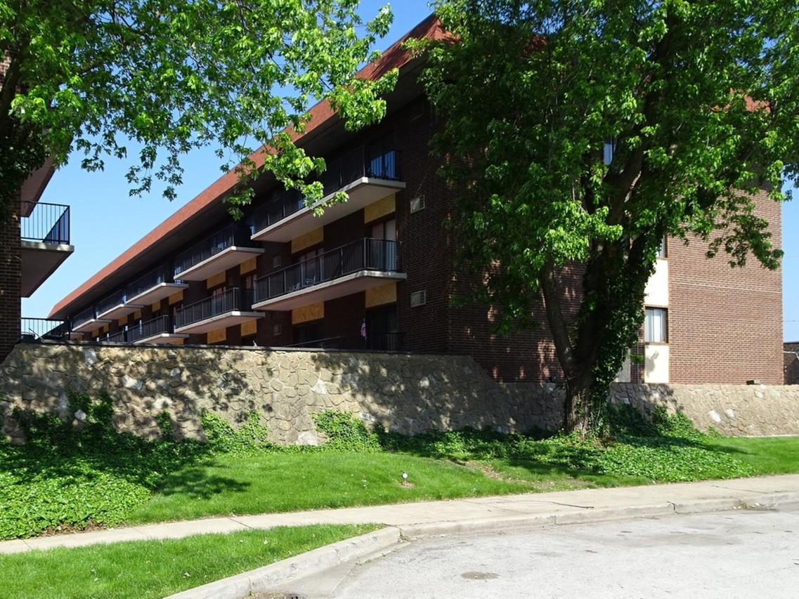 9520 Mayfield Ave. #214N, Oak Lawn, IL 60453