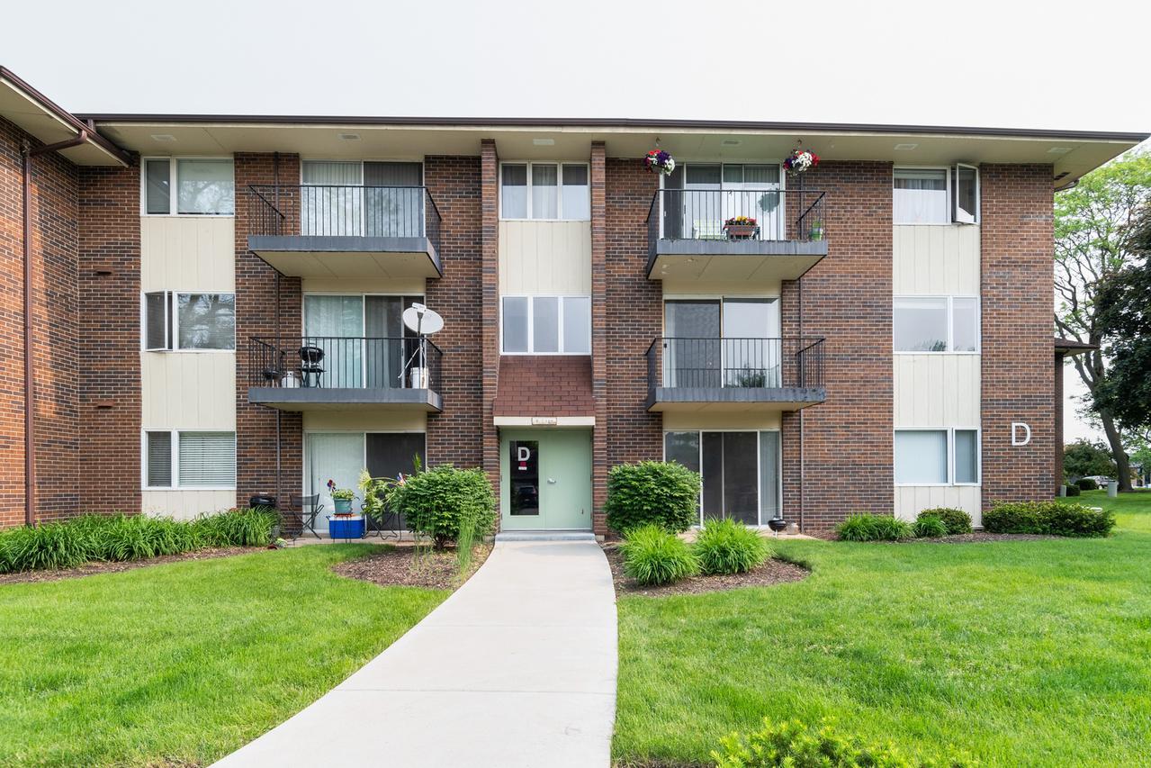 5S100 Pebblewood Ln. #D6, Naperville, IL 60563