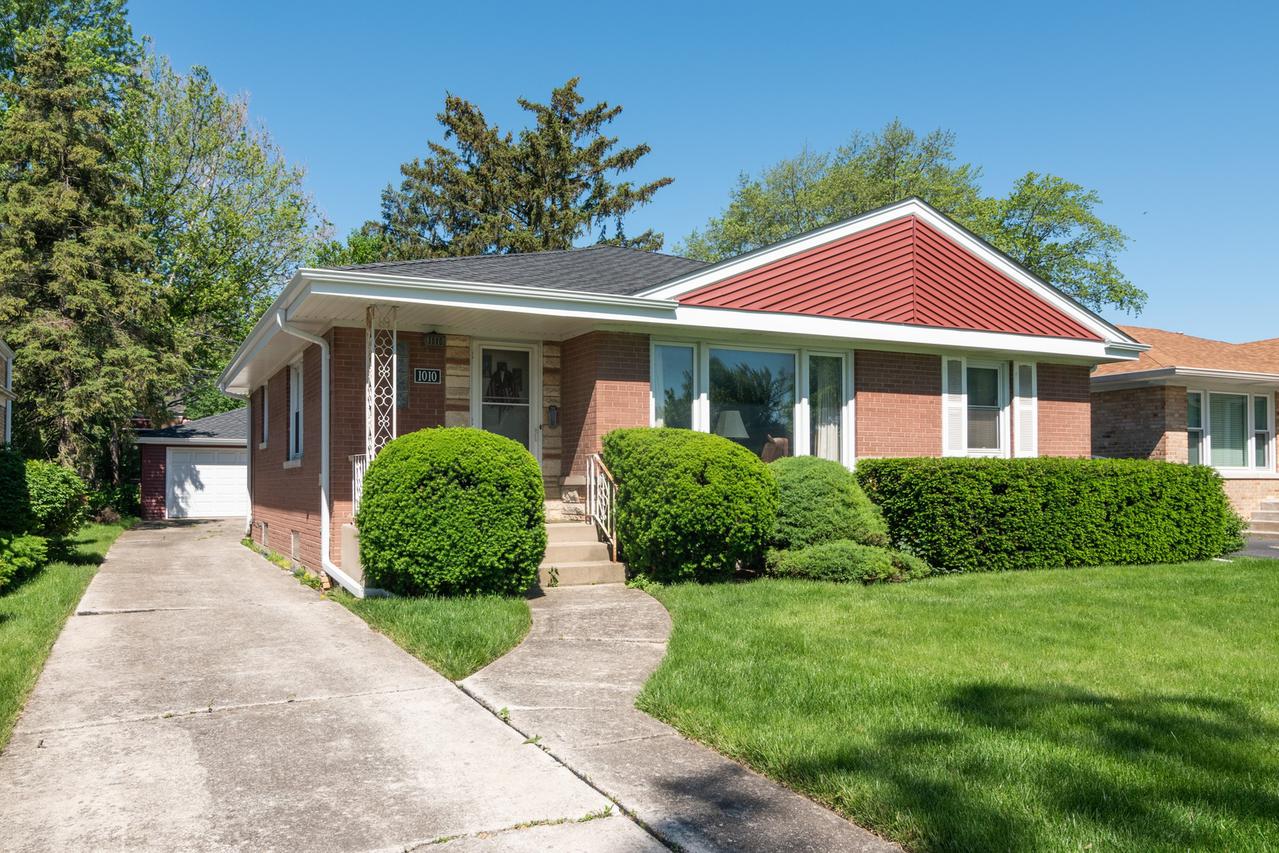 1010 Meadowcrest Rd., La Grange Park, IL 60526