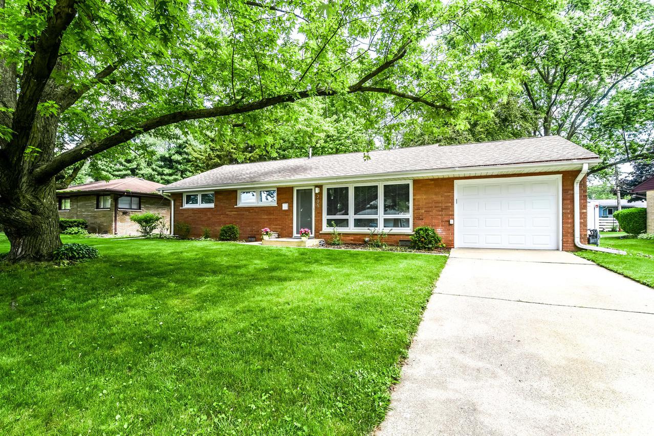 205 Briar Ln., North Aurora, IL 60542