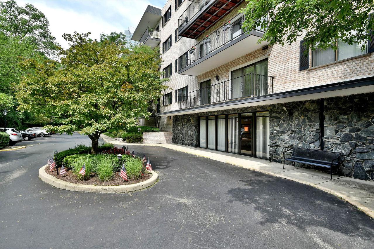 1S150 Spring Rd. #2B, Oakbrook Terrace, IL 60181