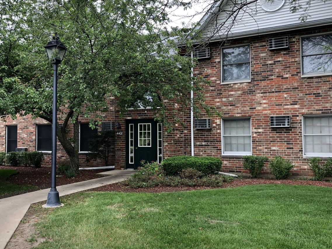 4400 W Shamrock Ln. #2A, Mchenry, IL 60050