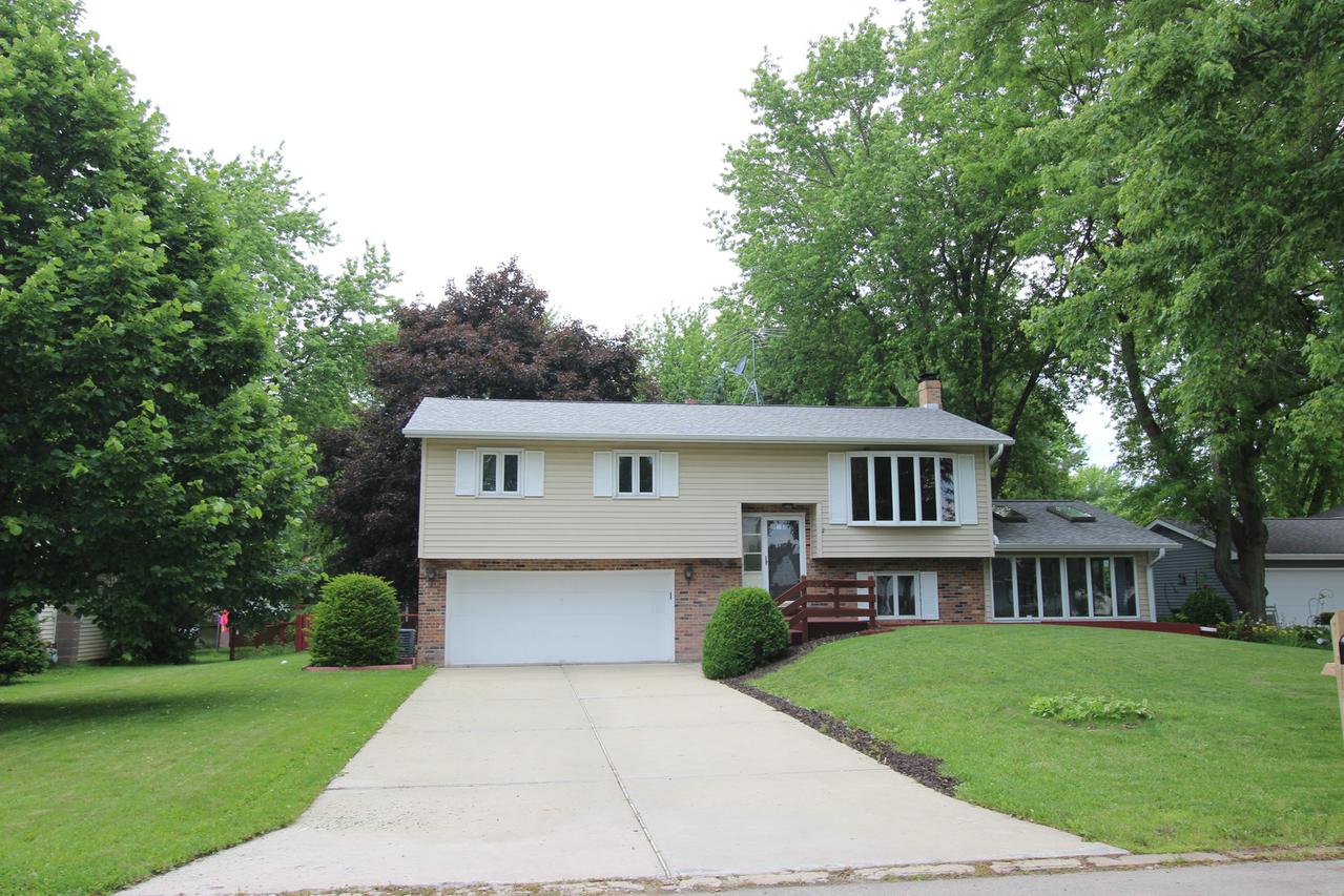 2020 Bedford Dr., Freeport, IL 61032