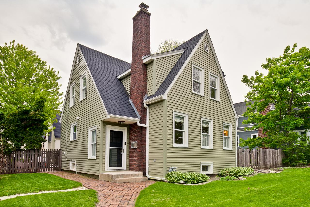 103 Walton St., Barrington, IL 60010