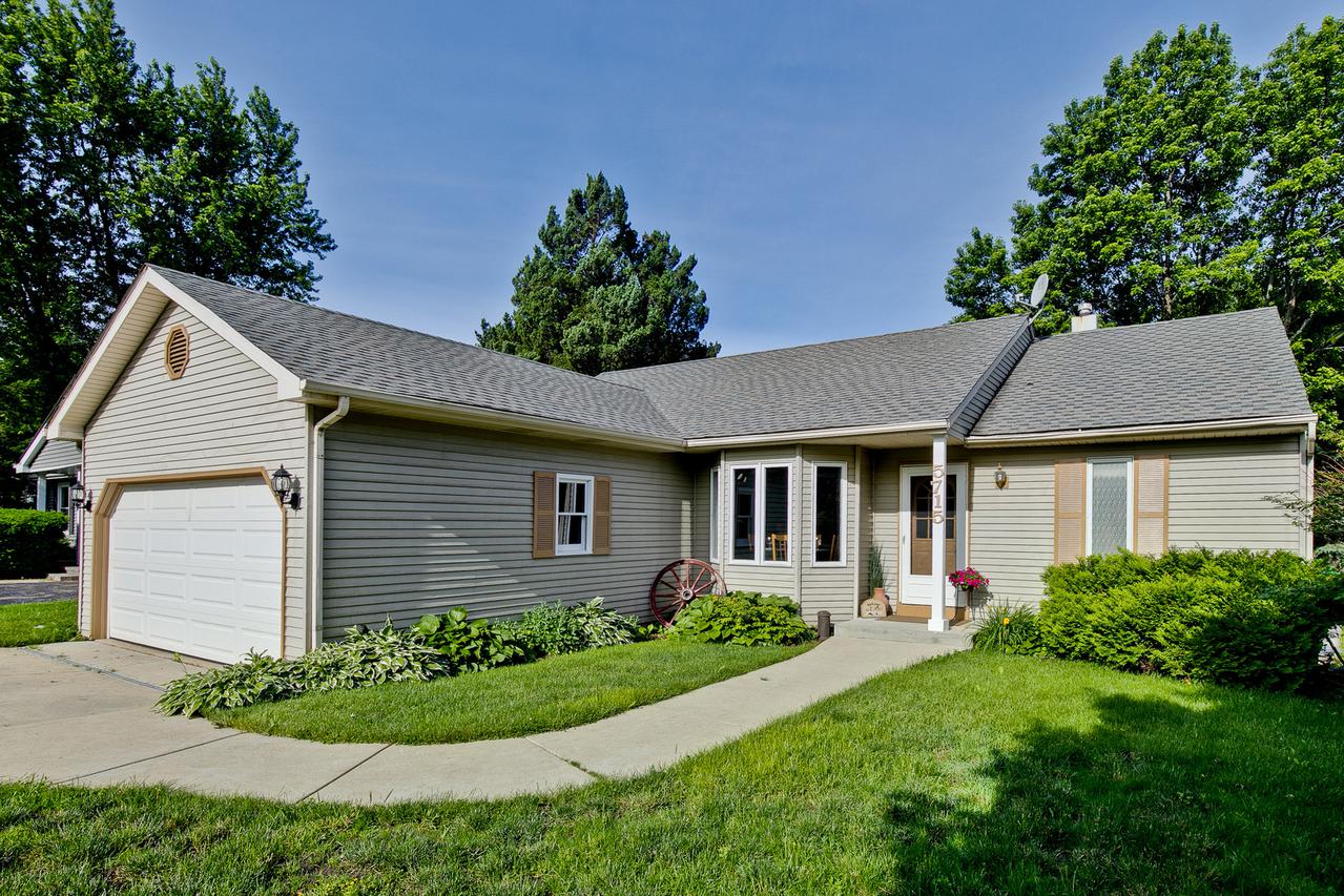 5715 Greenview Rd., Oakwood Hills, IL 60013