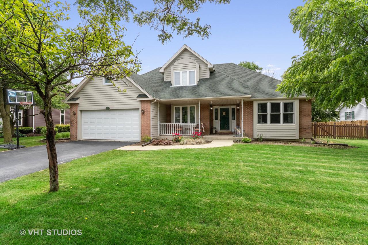 704 Oak Crest Dr., North Aurora, IL 60542