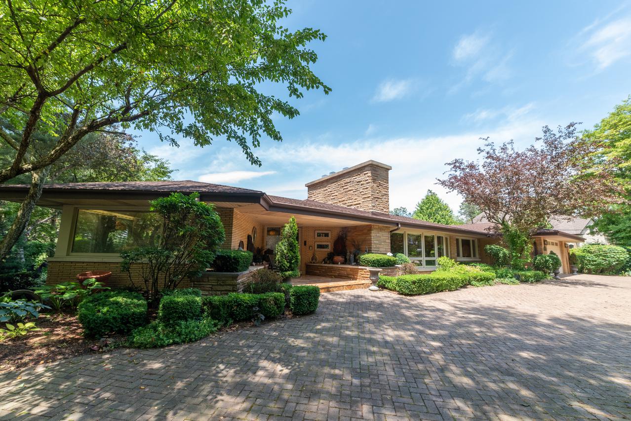 711 E Greenview Rd., Itasca, IL 60143