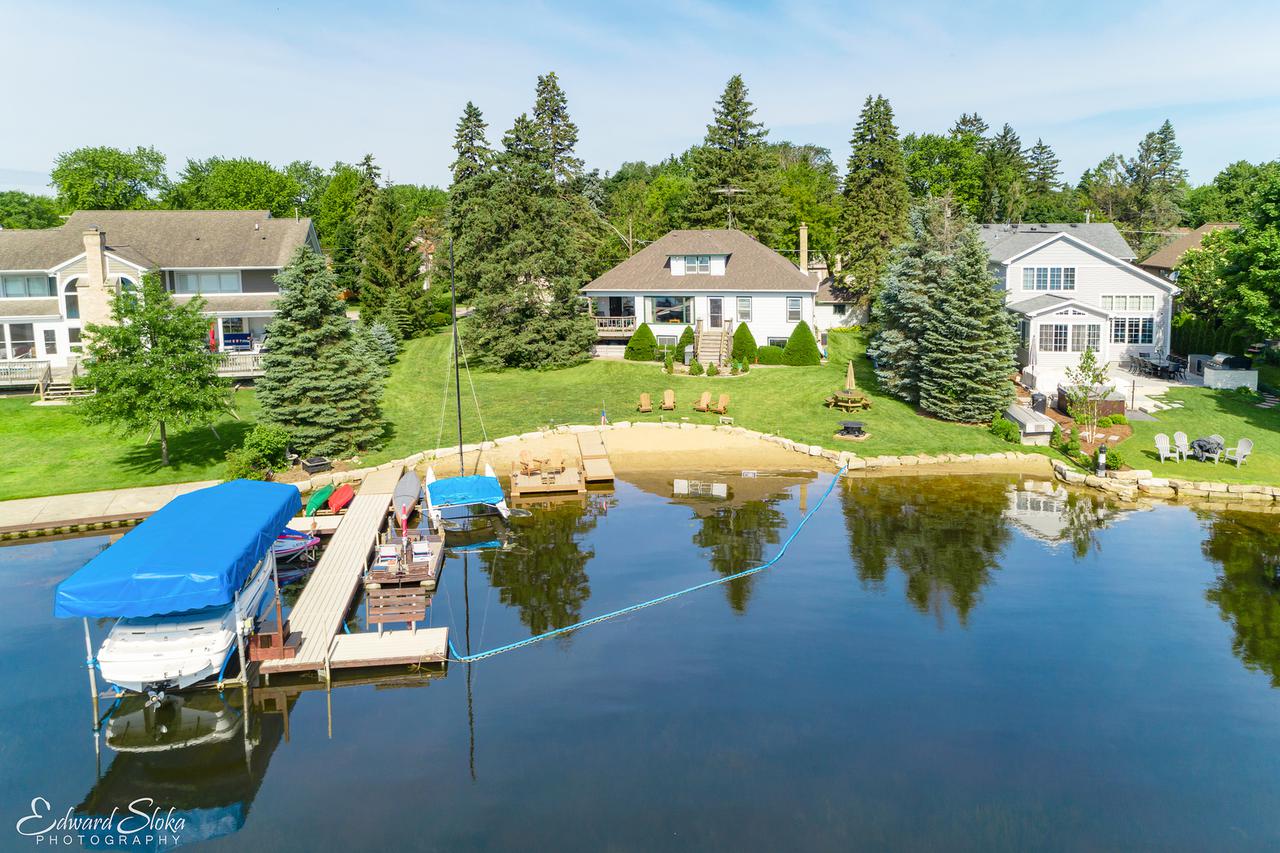 191 Edgewater Dr., Crystal Lake, IL 60014