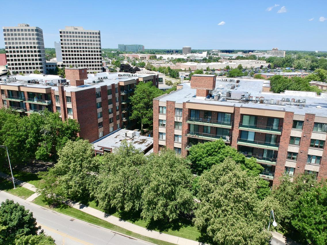 9558 Gross Point Rd. #401A, Skokie, IL 60076