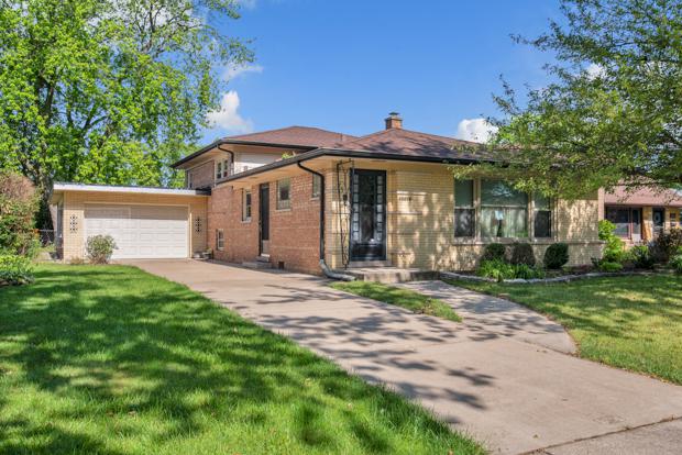 10616 Leclaire Ave., Oak Lawn, IL 60453