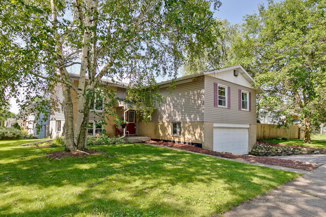 739 Bonniebrook Ave., Mundelein, IL 60060