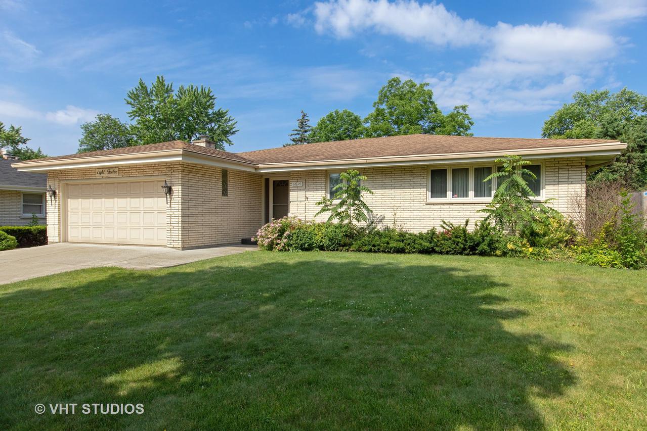 812 Brighton Ln., La Grange, IL 60525