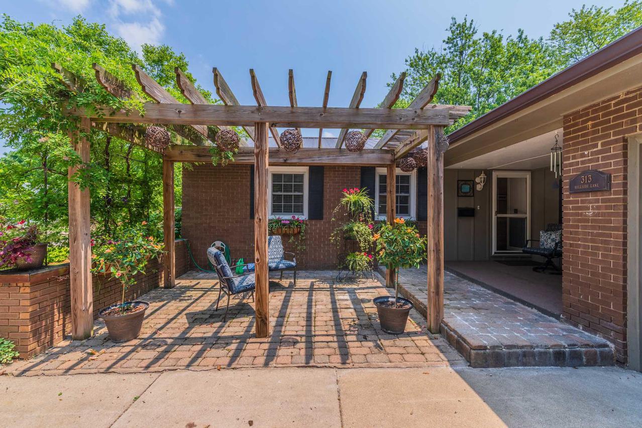 313 Hillside Ln., Bloomington, IL 61701