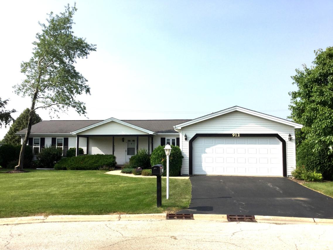 912 Shetland Ct., Grayslake, IL 60030