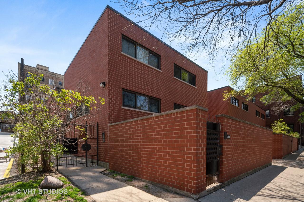 725 W Waveland Ave. #F, Chicago, IL 60613
