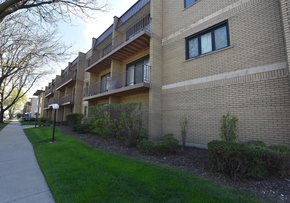 10002 S Pulaski Rd. #304, Oak Lawn, IL 60453