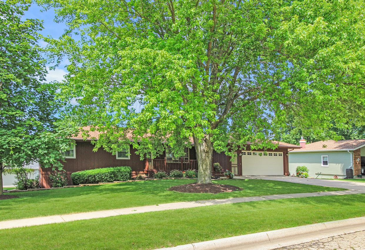 2042 Cimarron Dr., Freeport, IL 61032