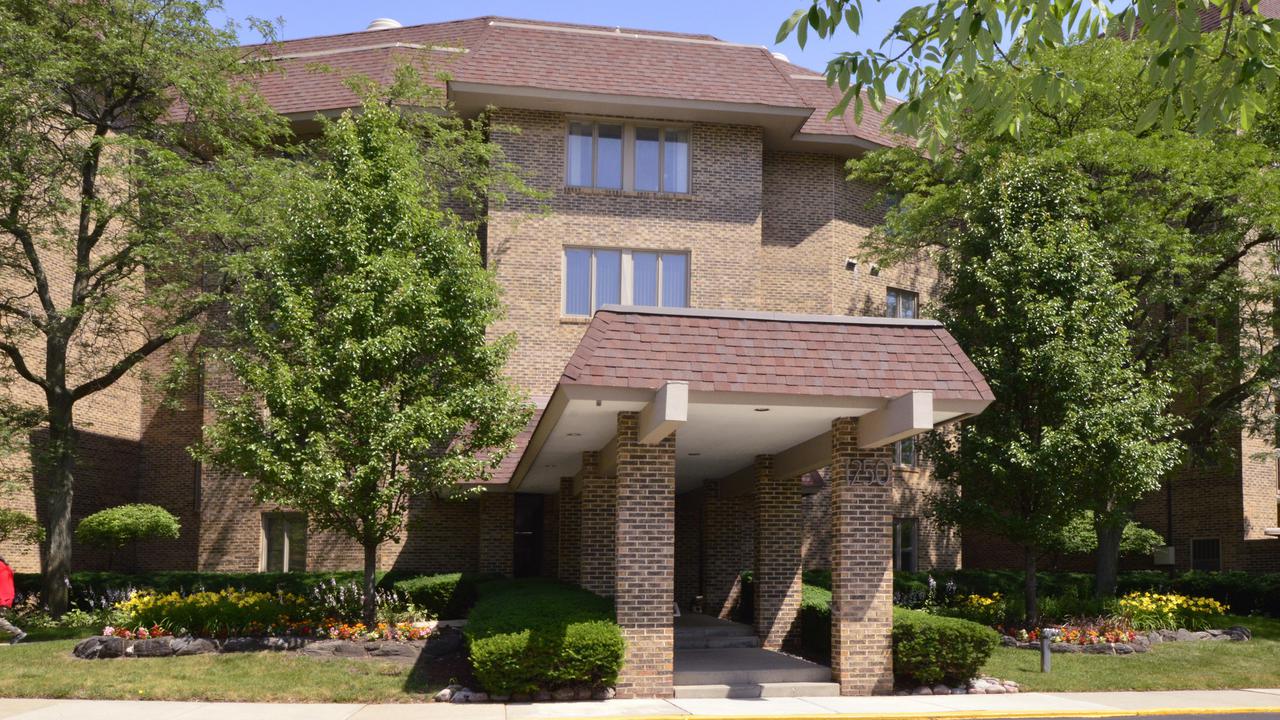 1250 Rudolph Rd. #4D, Northbrook, IL 60062