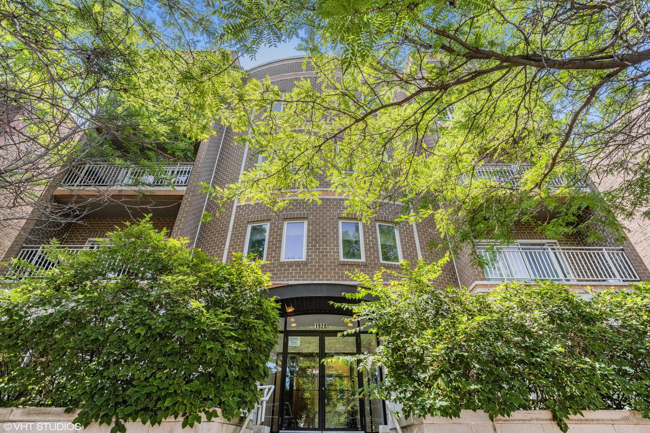 1928 N Kedzie Ave. #302, Chicago, IL 60647