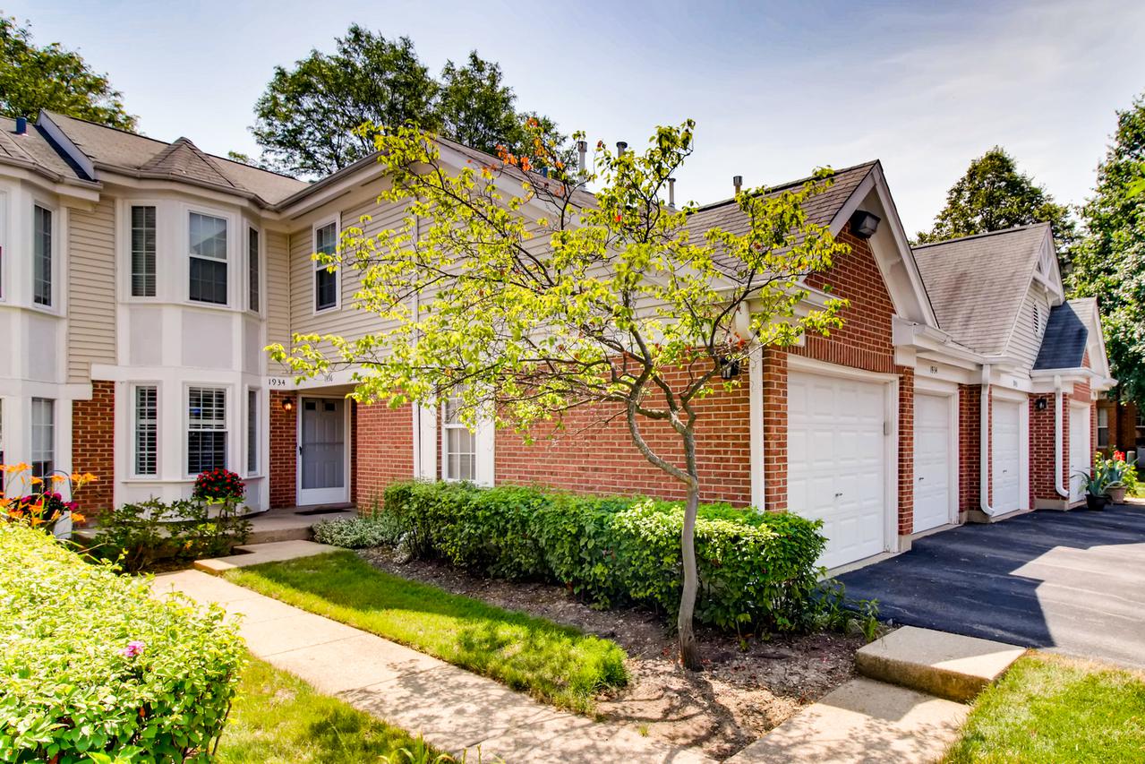 1934 Quaker Hollow Ln., Streamwood, IL 60107