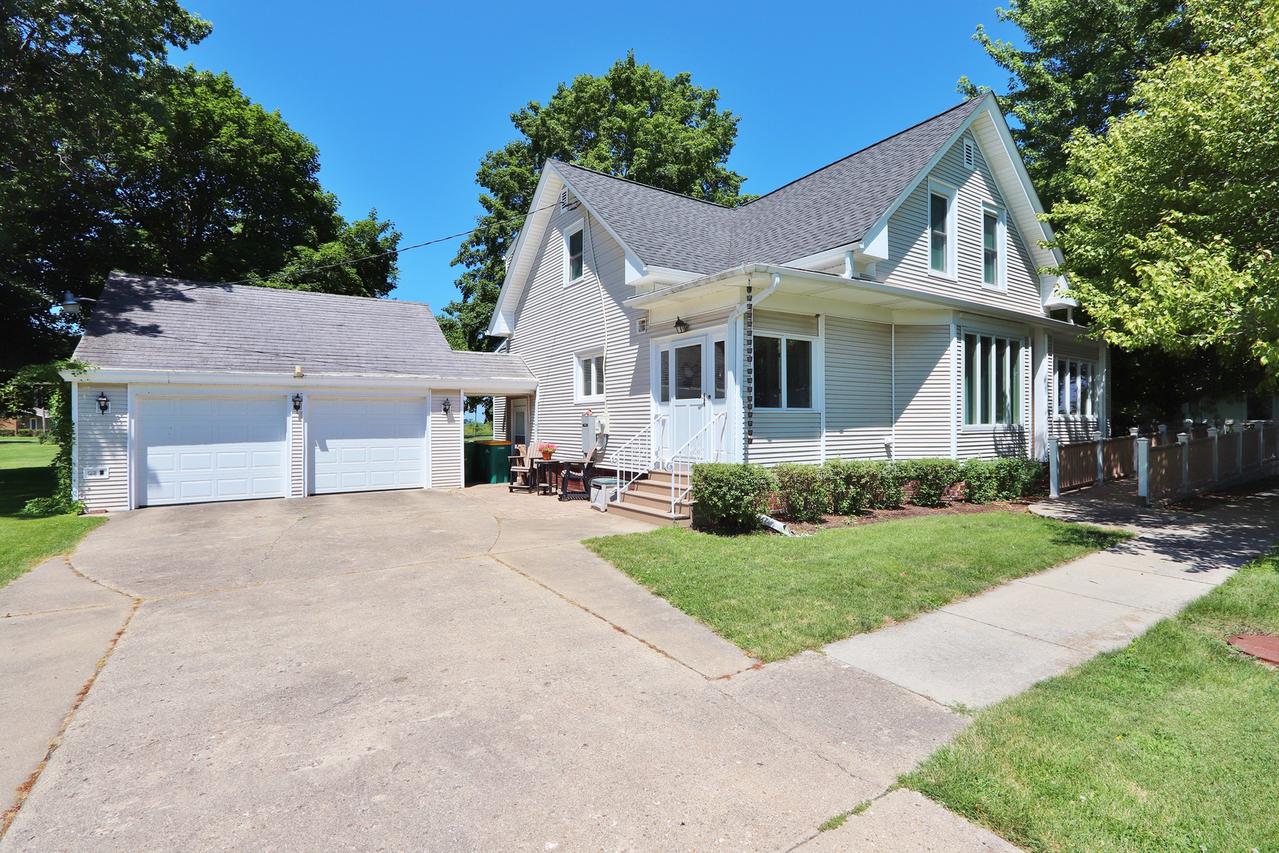 301 Main St., Kinsman, IL 60437
