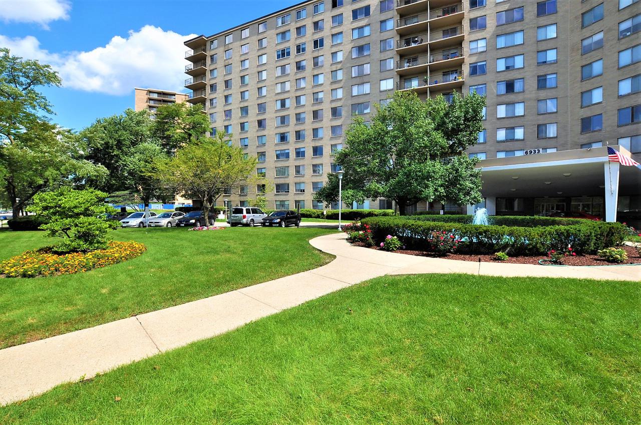 6933 N Kedzie Ave. #305, Chicago, IL 60645