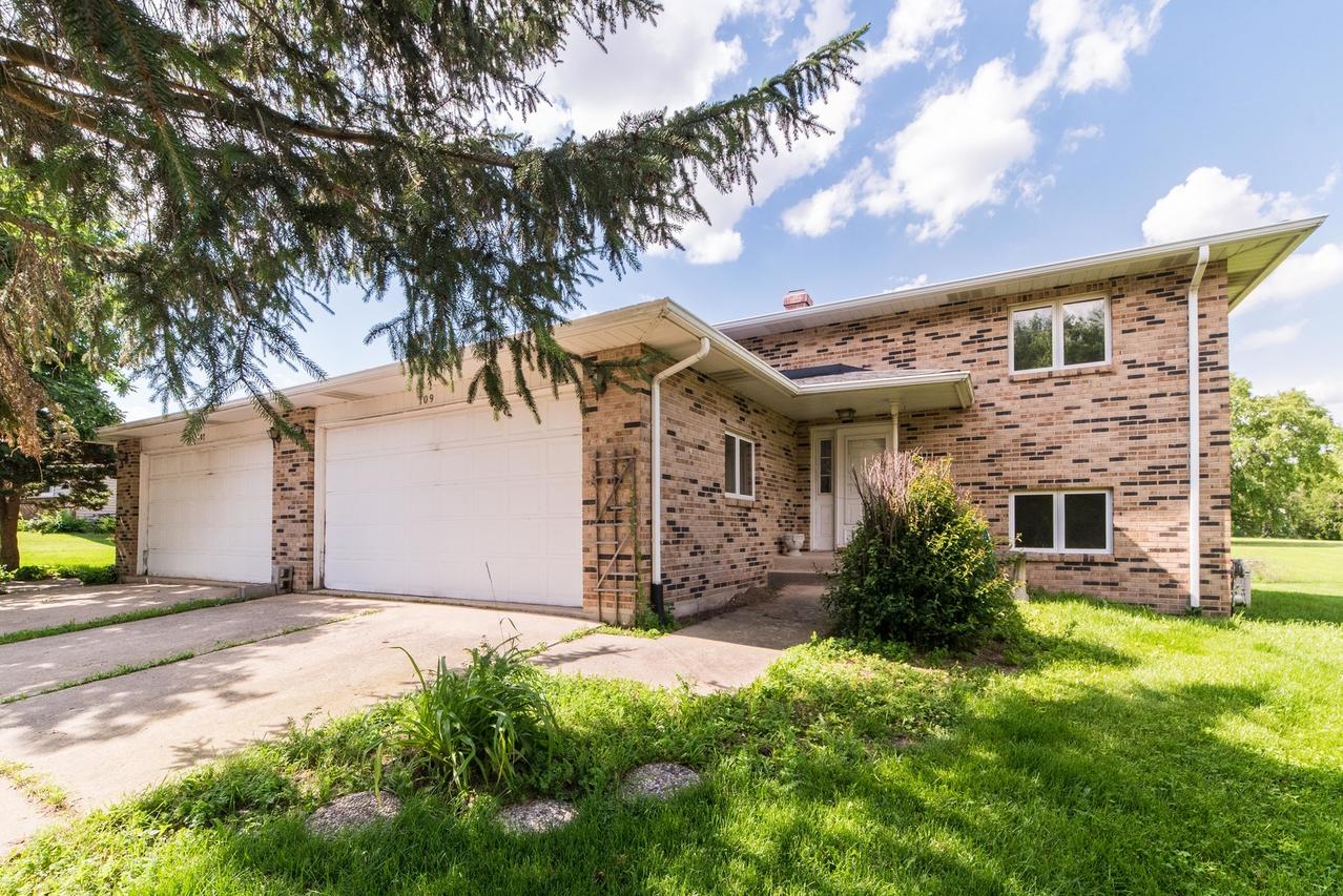 107&109 Andresen Ct., Dekalb, IL 60115