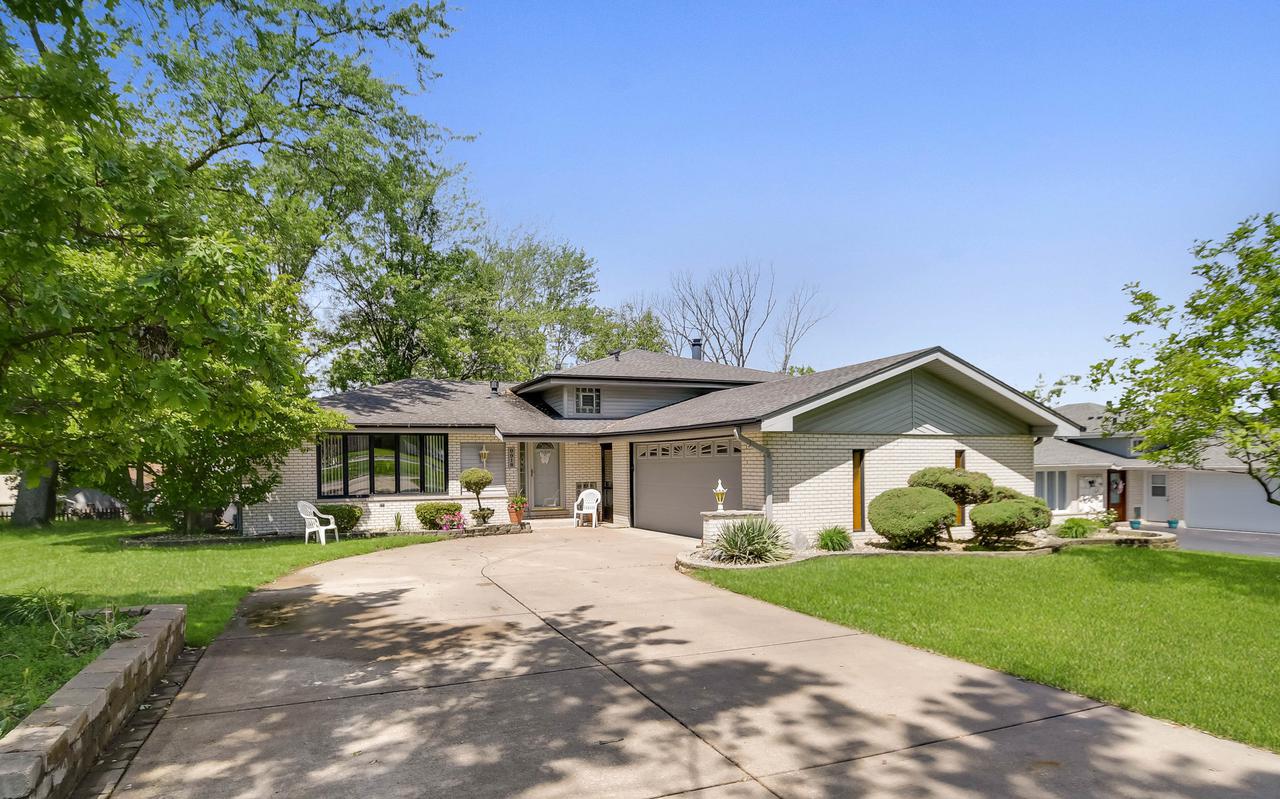 9918 S 86th Ave., Palos Hills, IL 60465
