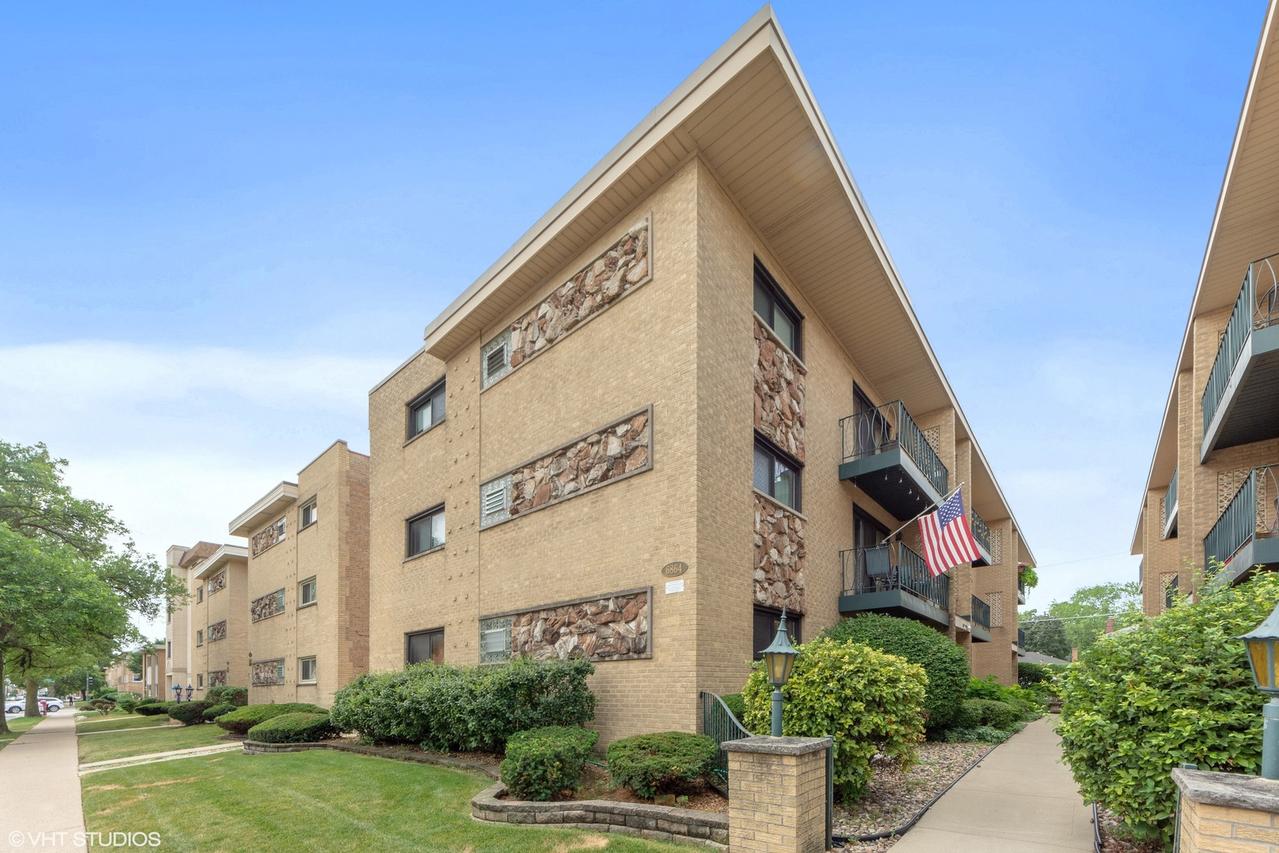 6864 N Northwest Hwy. #2B, Chicago, IL 60631