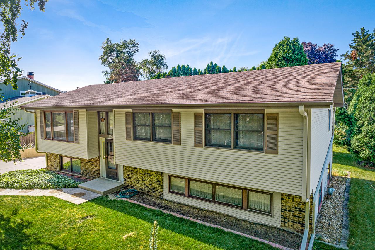 606 Wendt Ave., East Dundee, IL 60118