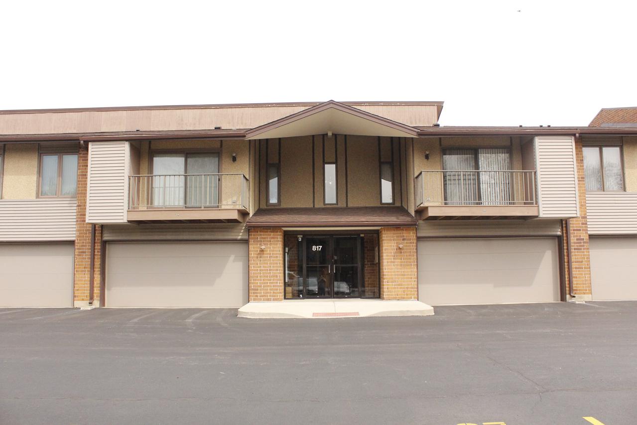 817 Oakton St. #102, Elk Grove Village, IL 60007