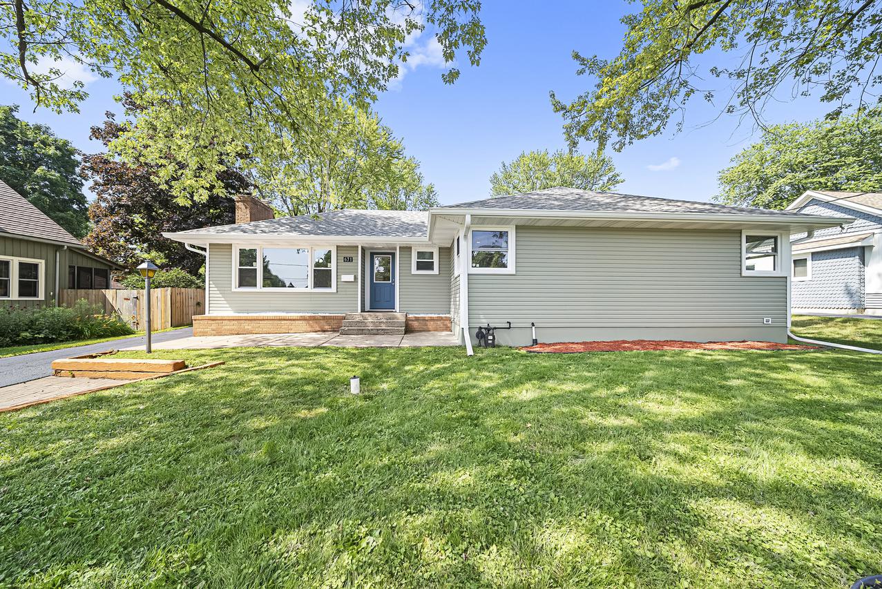 671 Pleasant St., Woodstock, IL 60098