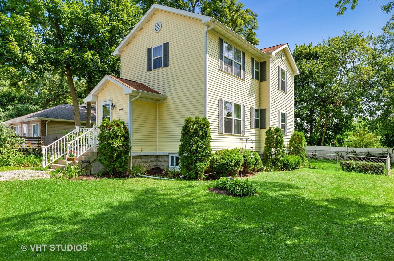 2820 Hickory Dr., Mccullom Lake, IL 60050