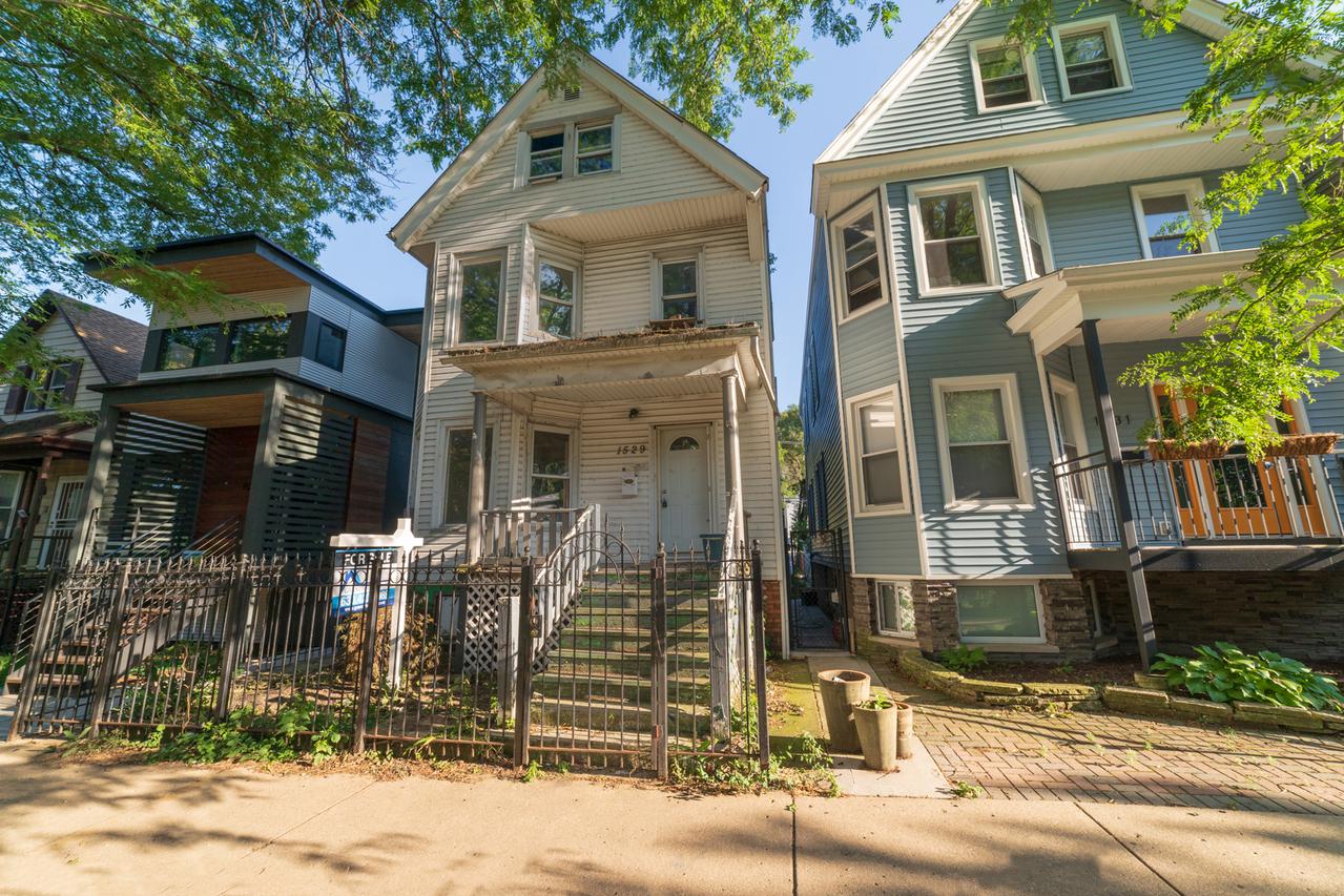 1529 W Victoria St., Chicago, IL 60660