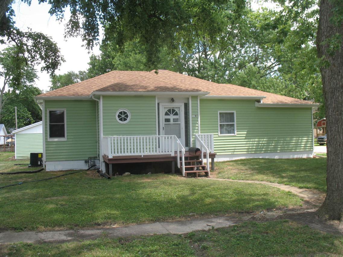 130 Portland Pl., Clinton, IL 61727