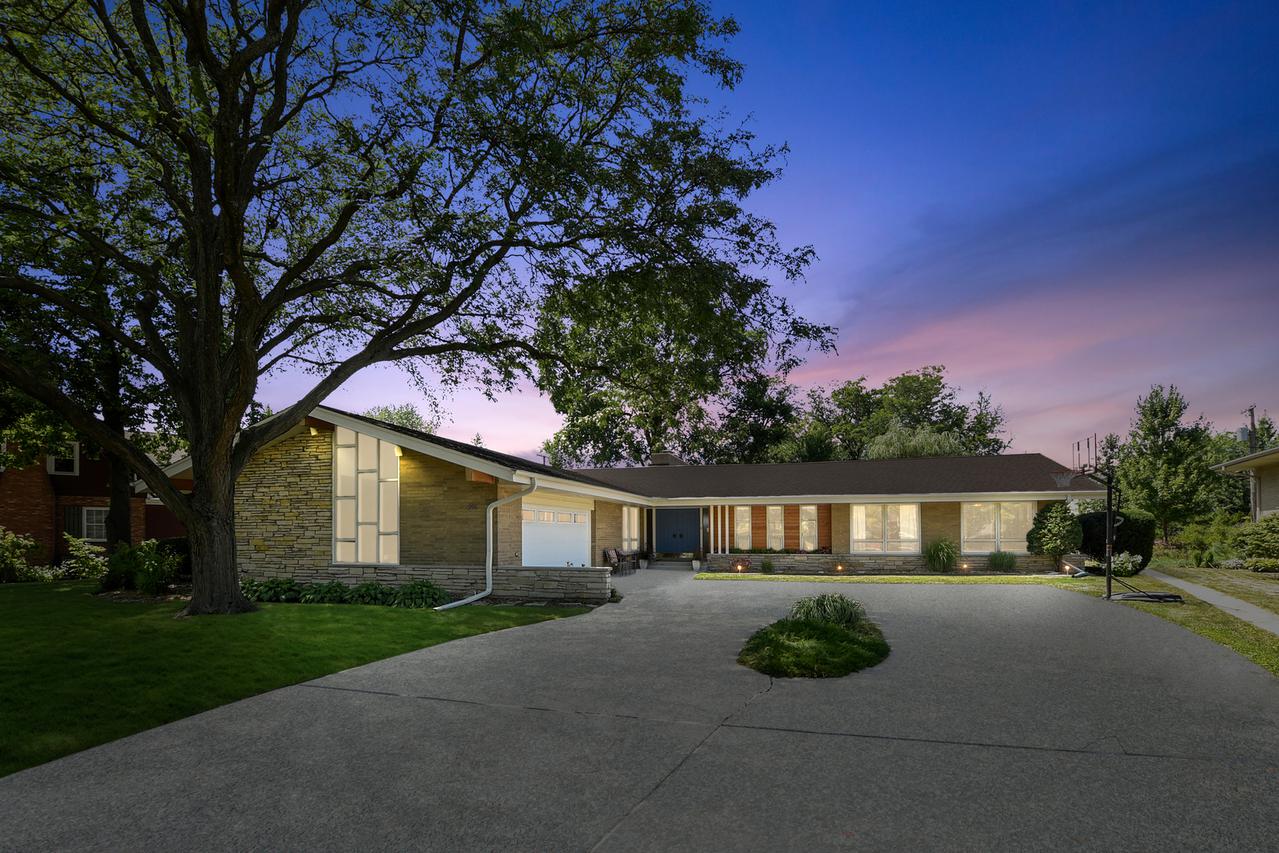 296 Uvedale Rd., Riverside, IL 60546