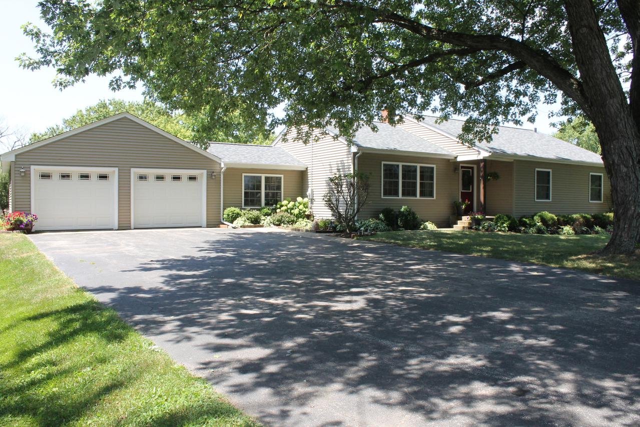 2203 Edgewood Dr., Woodstock, IL 60098