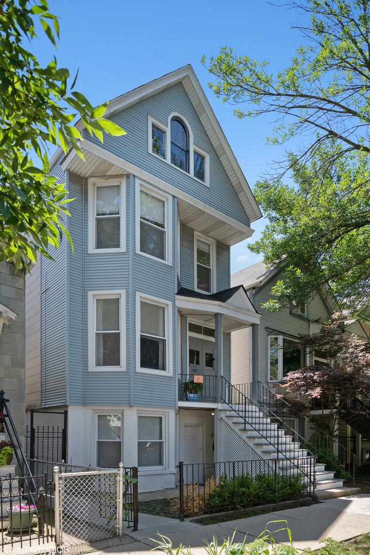 1709 W Barry Ave., Chicago, IL 60657