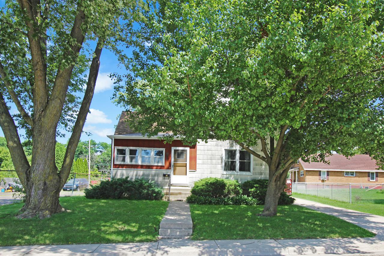 957 S Arcade Ave., Freeport, IL 61032
