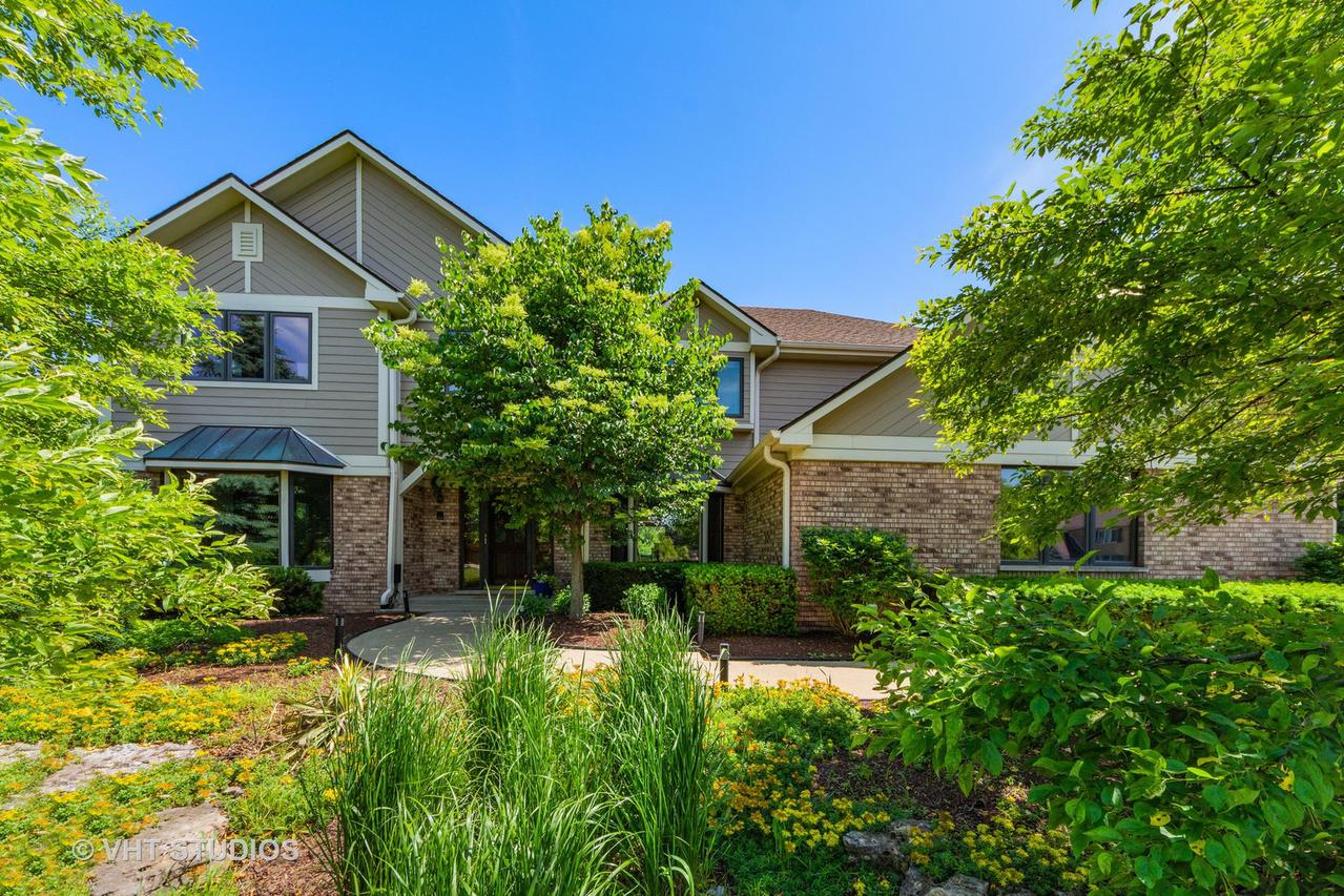 195 Mooregate Tr., Hawthorn Woods, IL 60047