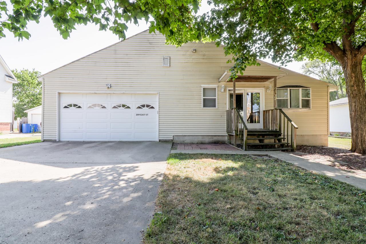 209 East St., Penfield, IL 61862