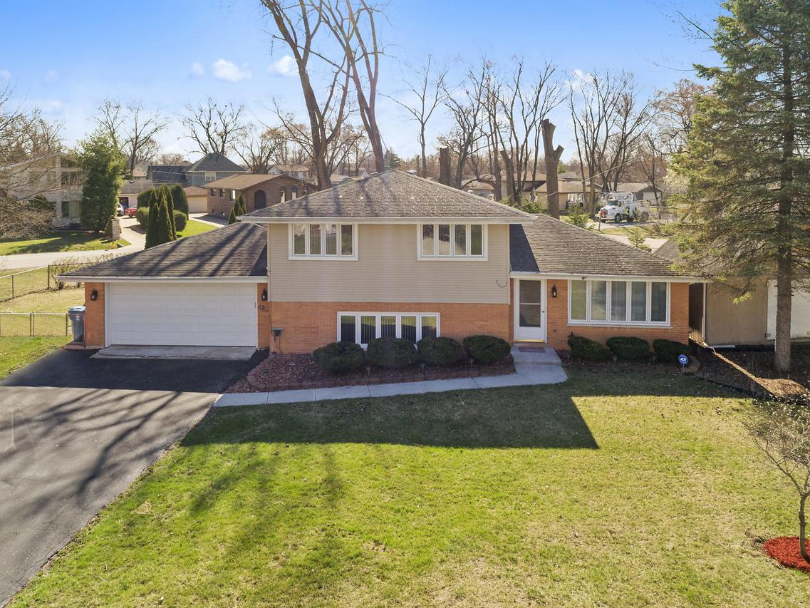 10211 Charles Ave., Palos Hills, IL 60465