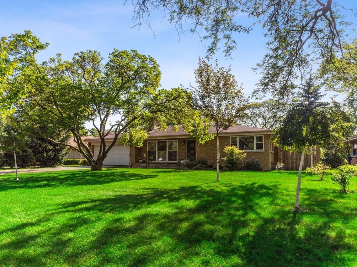 741 Surrey Ln., Glenview, IL 60025