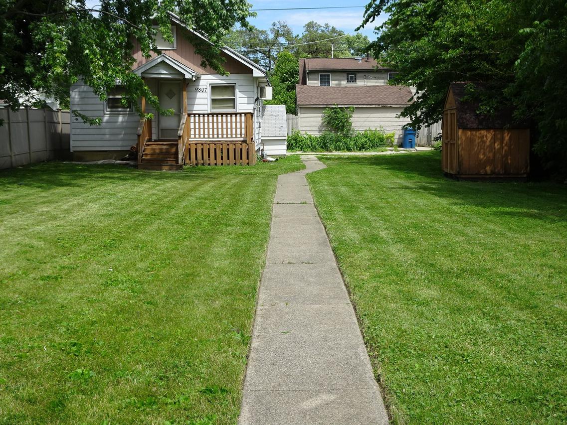 9807 S Minnick Ave., Oak Lawn, IL 60453