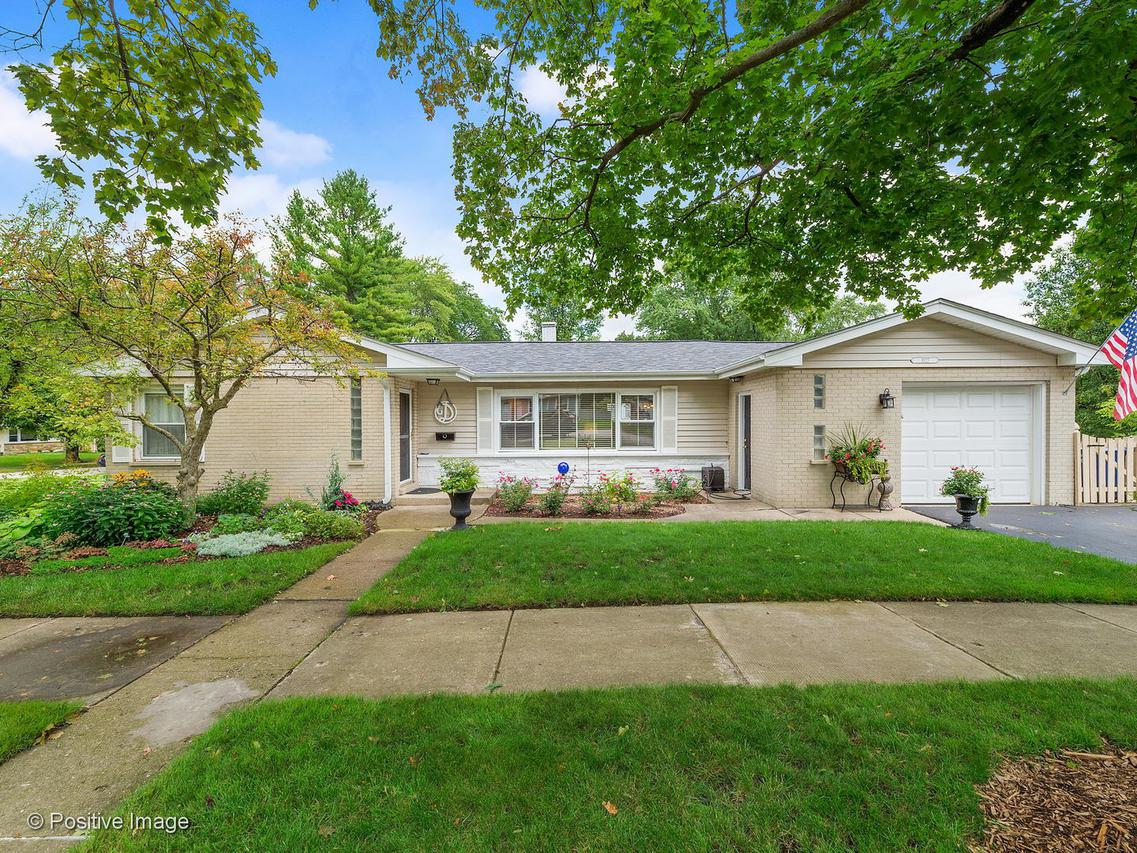 1527 W Liberty Dr., Wheaton, IL 60187