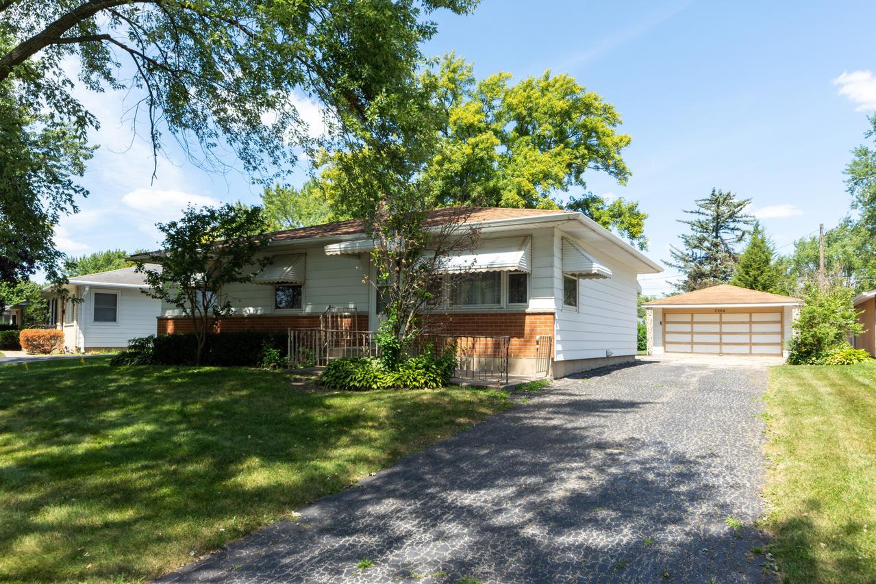 2204 Cedar St., Rolling Meadows, IL 60008
