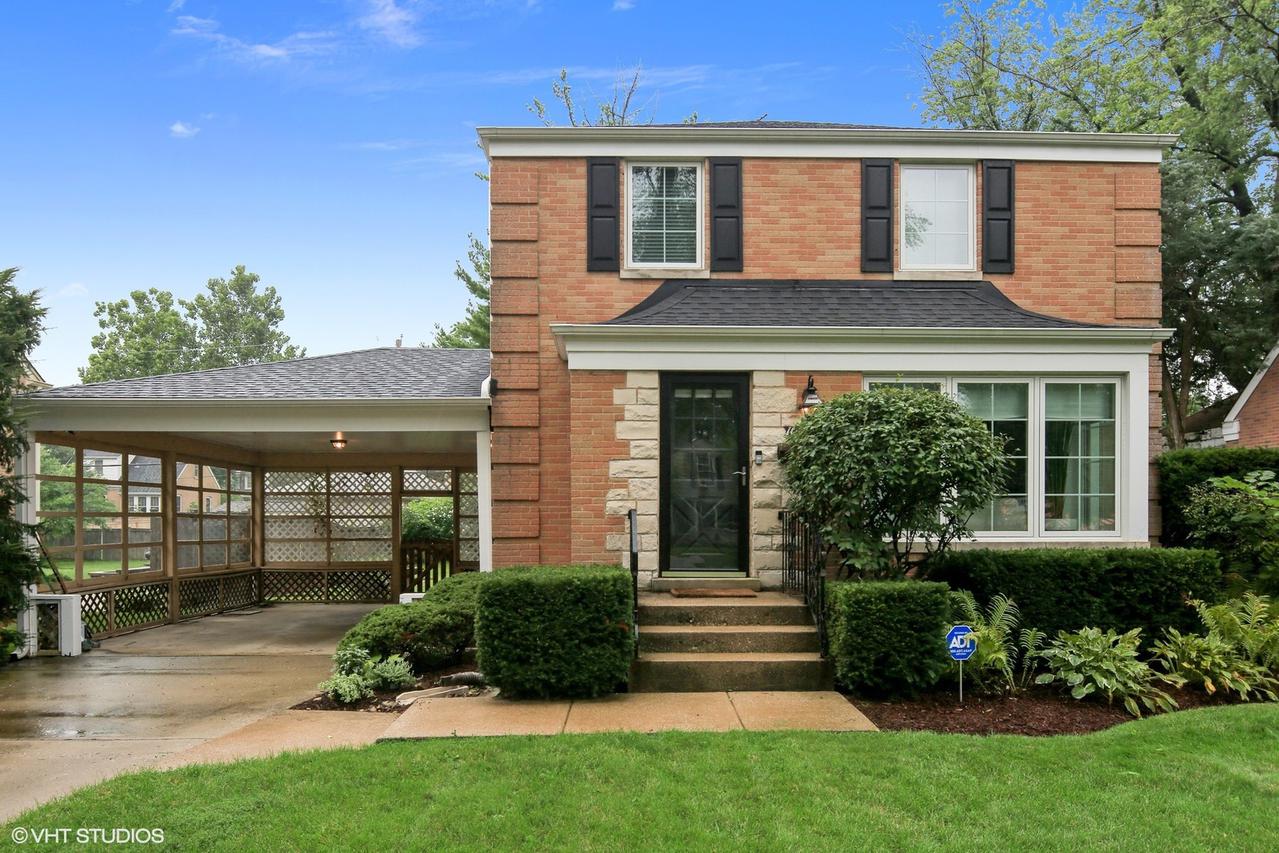 104 Iroquois Dr., Clarendon Hills, IL 60514