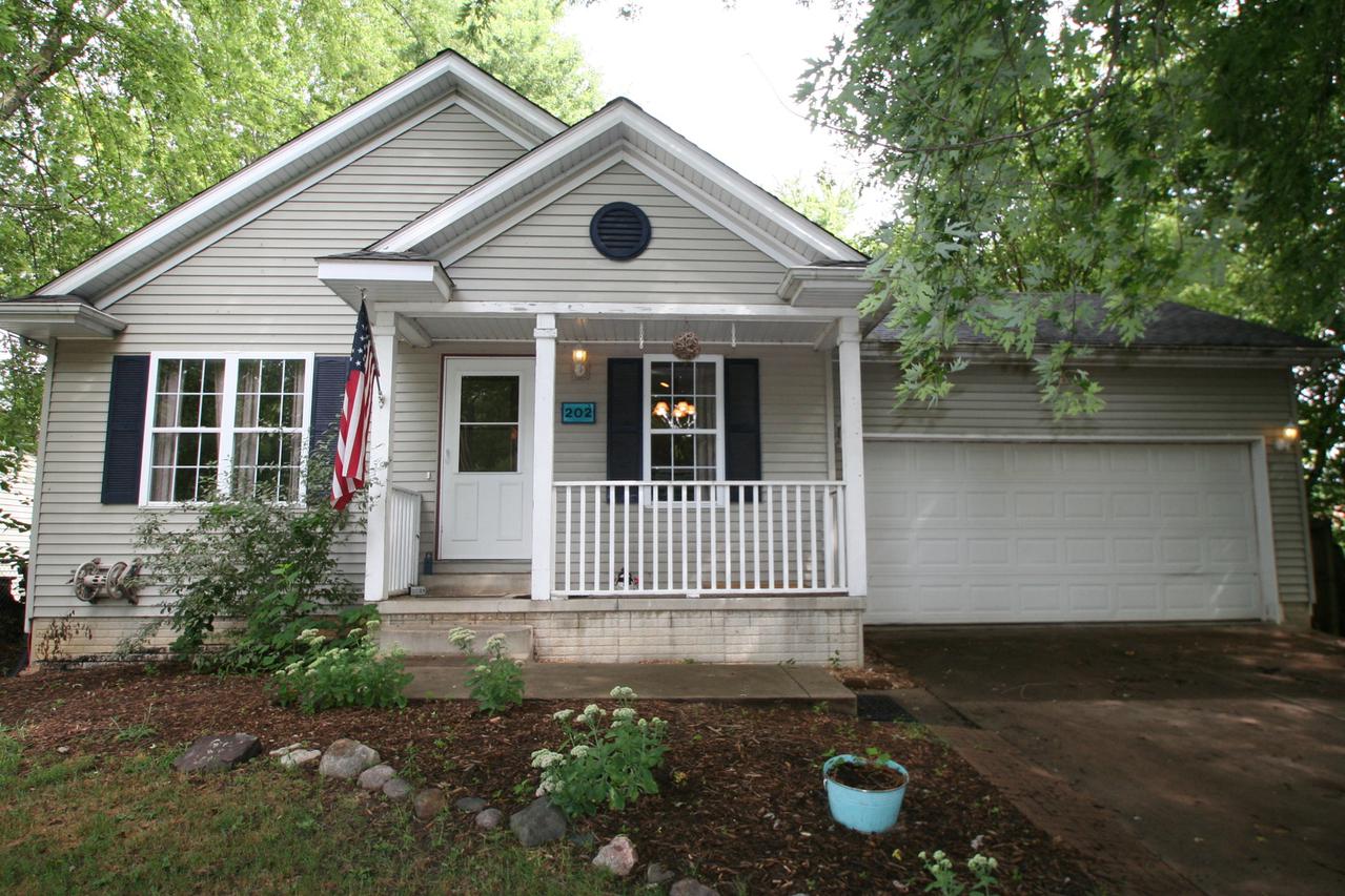 202 E 4th St., Mackinaw, IL 61755