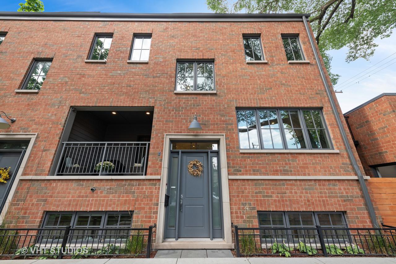 1952 W Barry Ave., Chicago, IL 60657